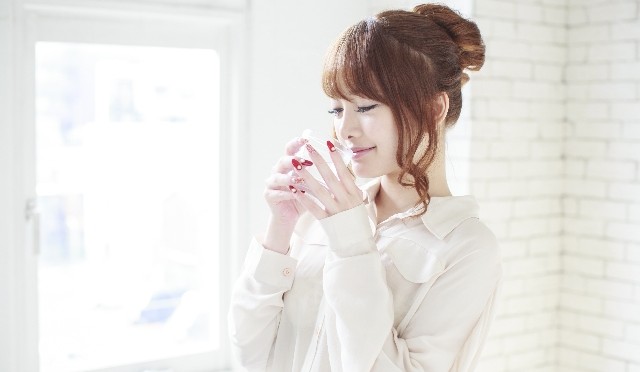 水を飲む女性