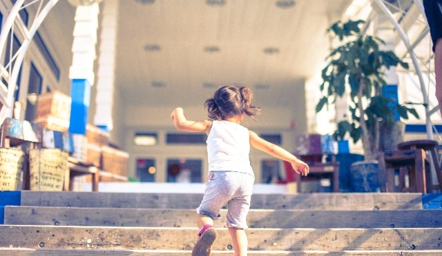 階段を駆け上がる子供