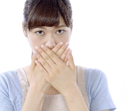 口を覆う女性